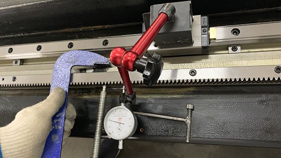 قياس دقة دليل السكك الحديدية